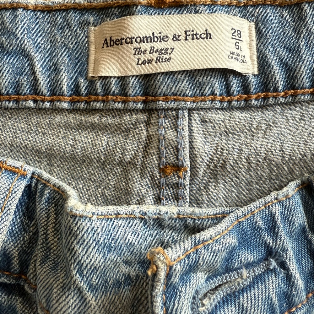 Women’s Abercrombie & Fitch Baggy Low Rise Jeans. Size 29 L. Inseam 32”. - Picture 3 of 3